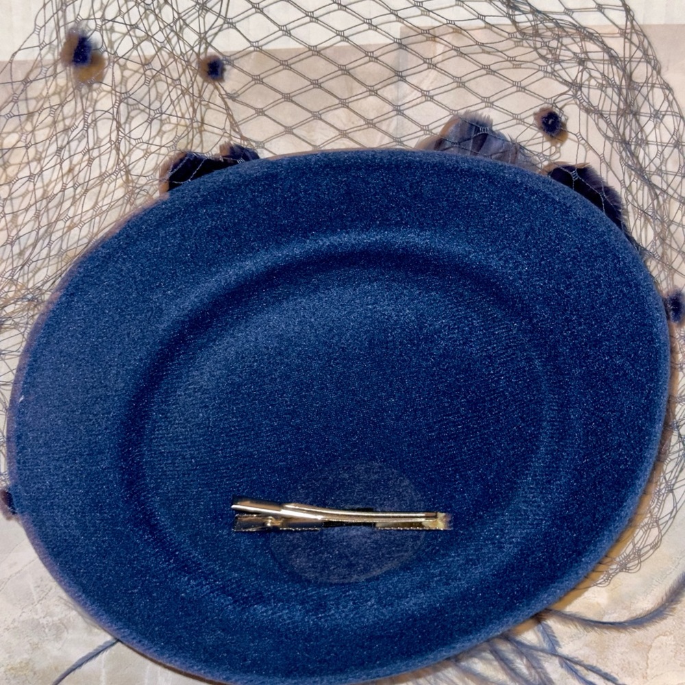 Elegant Blue Fascinator with Feather Details - Picture 4 of 4